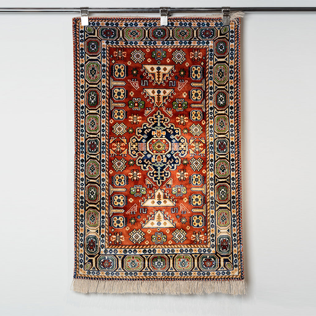 "Gonagkend" Grapefruit red silk carpet